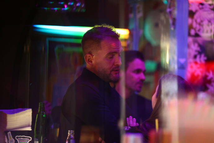 Po pohřbu Patrika Hezuckého zavítali jeho přátelé a rodina do baru. 