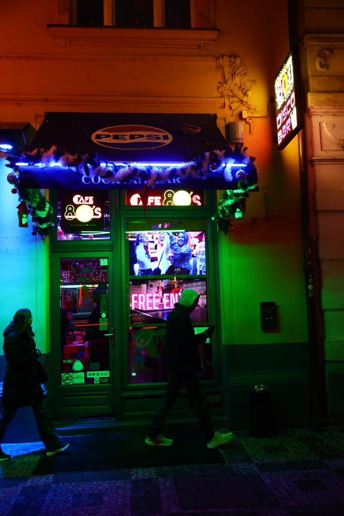 Po pohřbu Patrika Hezuckého zavítali jeho přátelé a rodina do baru. 