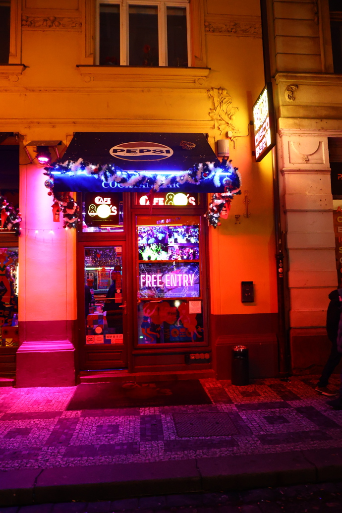 Po pohřbu Patrika Hezuckého zavítali jeho přátelé a rodina do baru. 