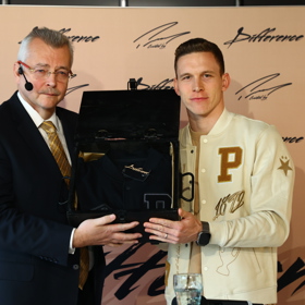 Hlavním kouskem kolekce je stylový bomber.