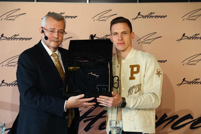 Hlavním kouskem kolekce je stylový bomber.