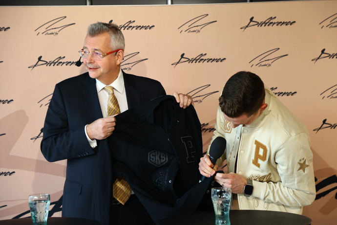 Za bomber od Lukáše Provoda lidé dají 10 tisíc korun a výtěžek jde na konkrétní tři příběhy dětí s postižením. 