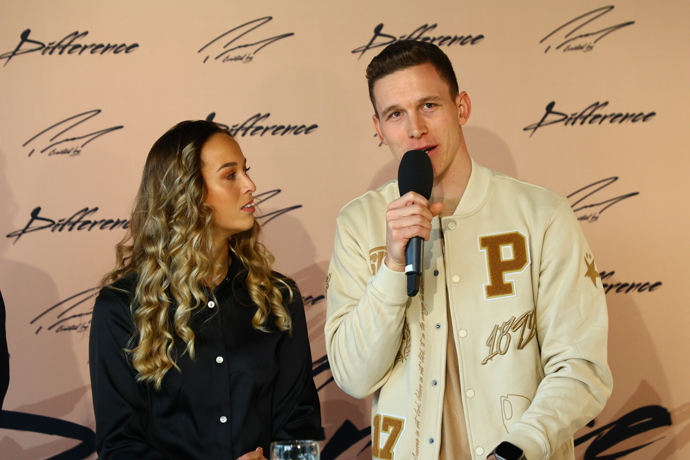 Každý prvek na bundě symbolizuje část jeho fotbalové cesty.