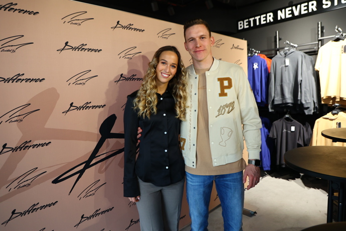 Krásná manželka Lukáše Provoda, Petra, je volejbalistkou. 