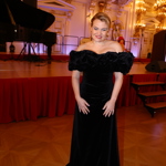 Elis Ochmanová oblékla černou róbu s odhalenými rameny. 