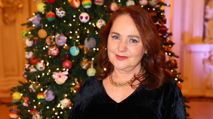 Miriam Chytilová u vánočního stromečku.