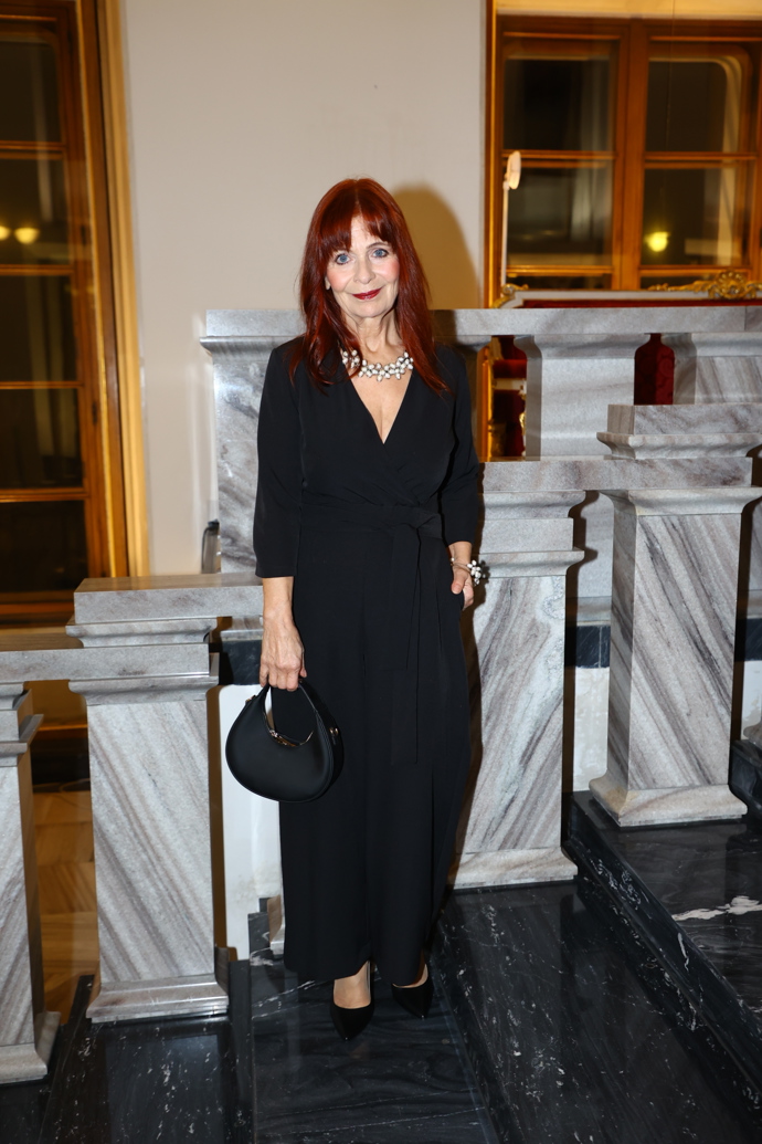 Herečka se rozhodla pro kalhotový model - černý overal s hlubokým výstřihem a vázáním v pase.