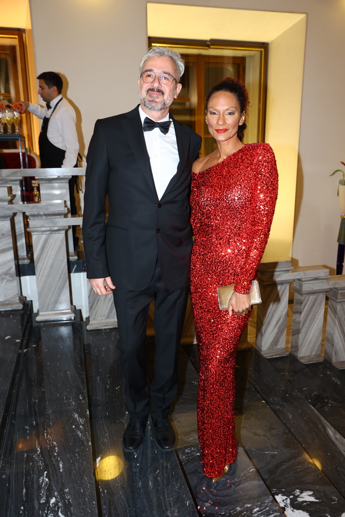 Lejla oblékla rudou flitrovou róbu od Martiny Pipkové Loudové. 