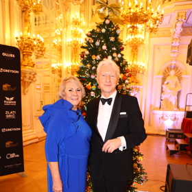 Paní Eva doprovázela svého muže v opulentní róbě královsky modré barvy.