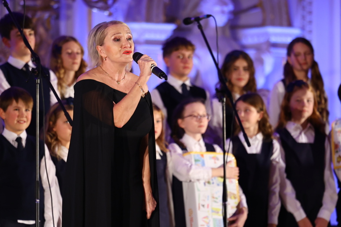 Bára Basiková zazpívala.