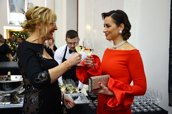 Alex Mynářová si dala skleničku vína.