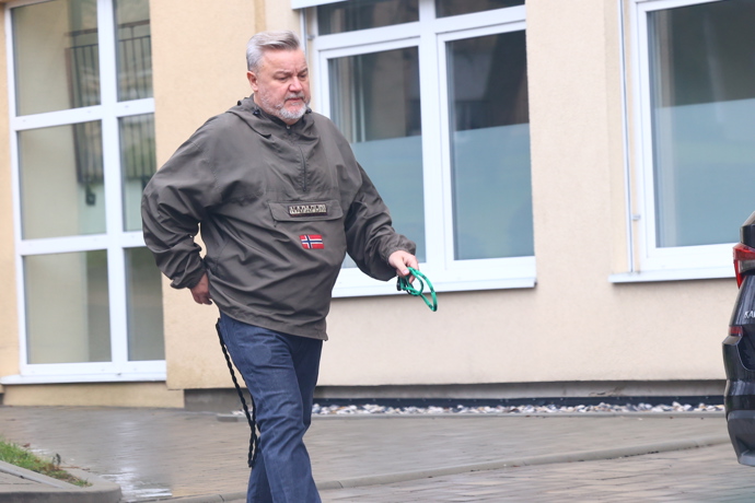 Miloš Pokorný při odchodu z benešovské nemocnice.