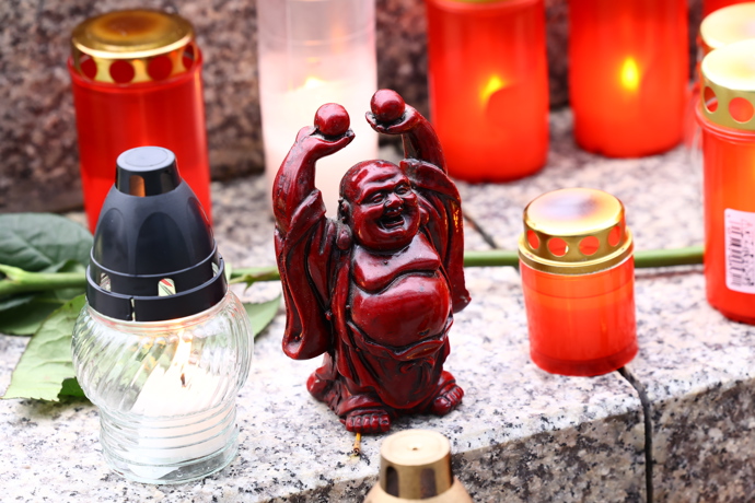 Svíčky a další předměty na památku Patrika Hezuckého.