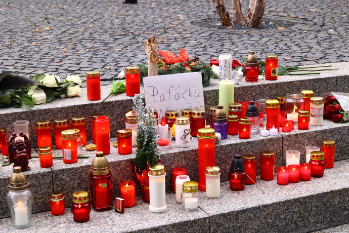 Pietní místo před sídlem Evropy 2.