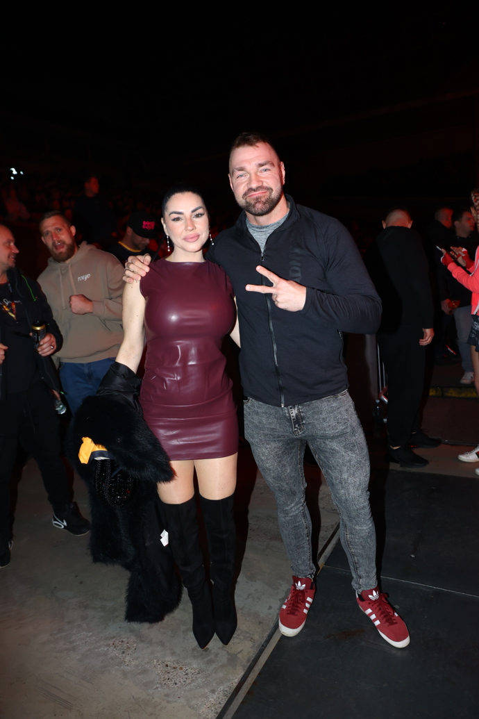 Karlos Benda dorazil po boku své partnerky.