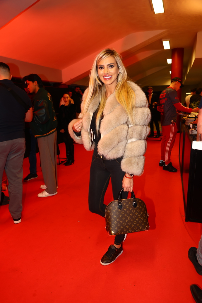 Denise Ayverdi se usmívala.