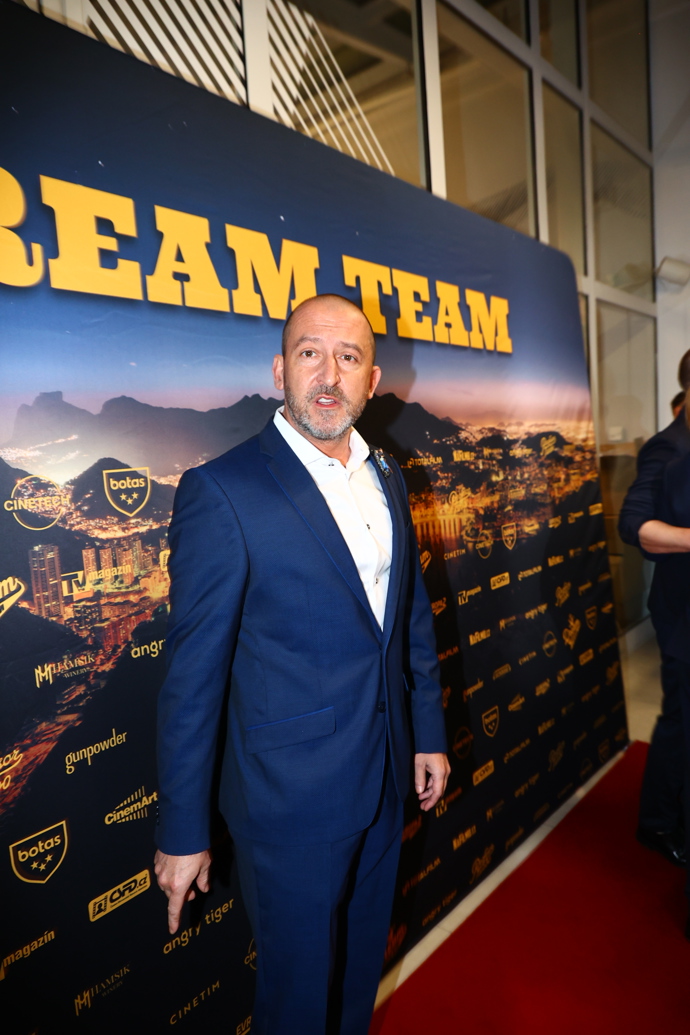   Martin Hofmann v elegantním obleku. 