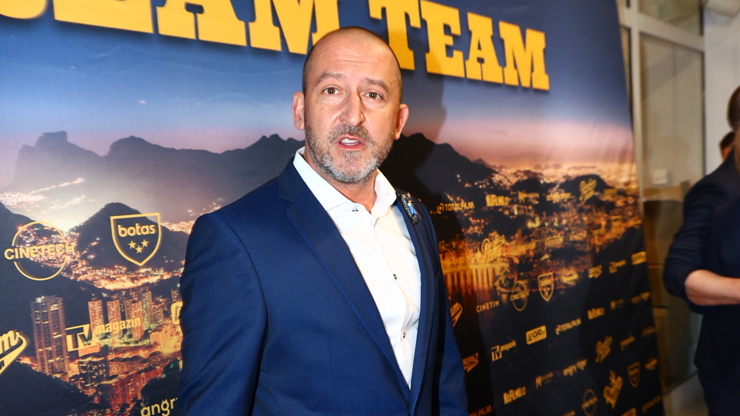   Martin Hofmann v elegantním obleku. 