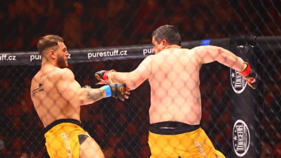 FOTO: Pavel Novotný v zápase s Antonínem Hodanem.