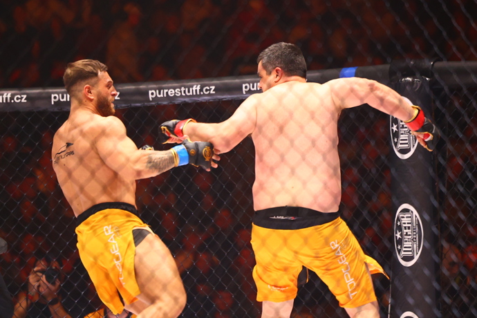 Pavel Novotný v zápase s Antonínem Hodanem.