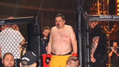 FOTO: Pavel Novotný nastupuje do klece.