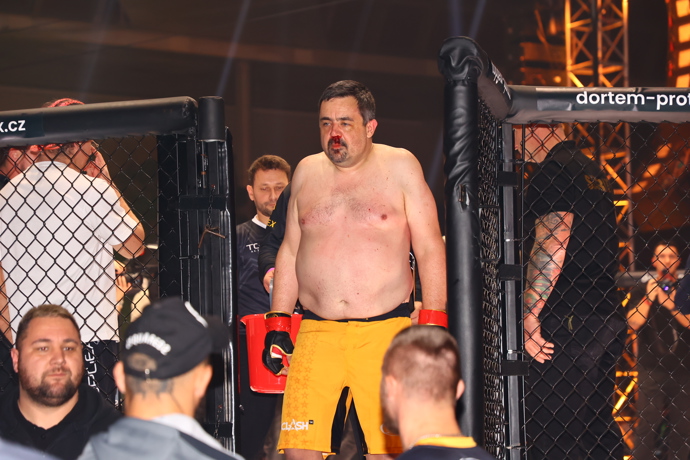 Pavel Novotný nastupuje do klece.
