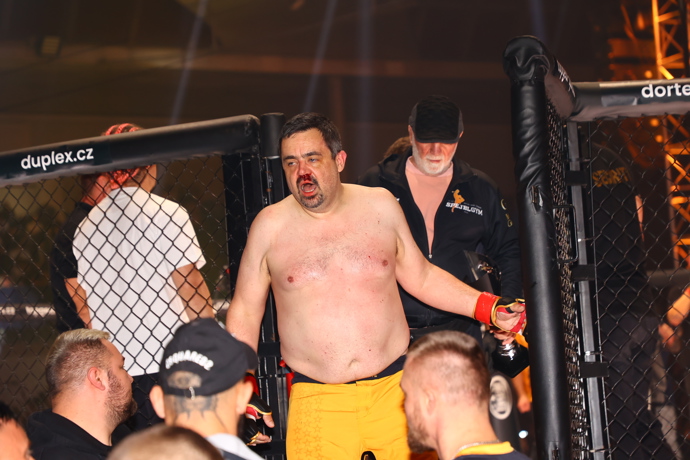 Pavel Novotný nastupuje do zápasu.