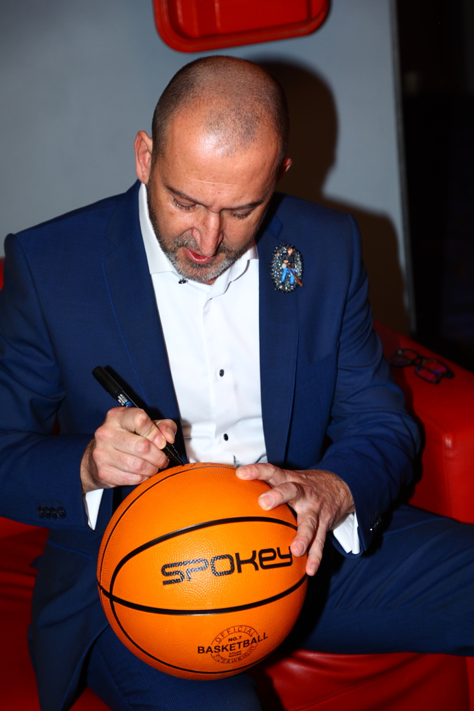  Martin Hofmann podepisoval basketbalový míč.