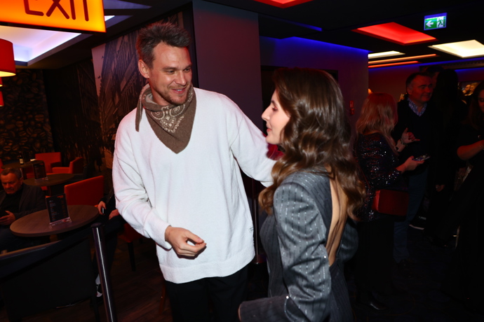  Vojta Dyk přivítal Saru Sandevu. 