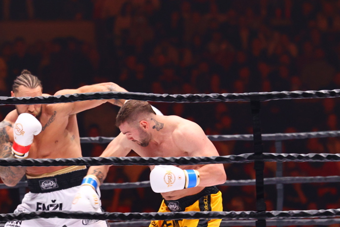 Karlos Benda a Jakub Enžl při zápasu.