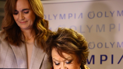 FOTO: Bohdalová četla recepty z kuchařky.