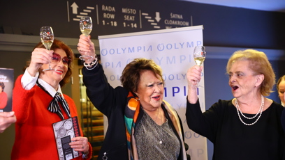 FOTO: Herečka si připíjí na zdraví malého Toníčka.