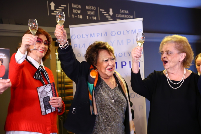 Herečka si připíjí na zdraví malého Toníčka.