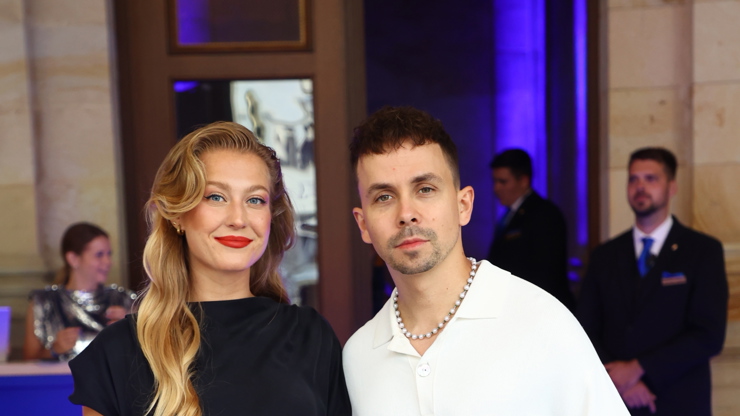 Červená kabelka dodala perfektní dojem.