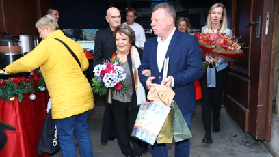 FOTO: Bohdalová obdržela mnoho kytic.