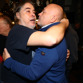 Svým objetím ho téměř uškrtil.