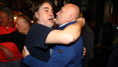 FOTO: Svým objetím ho téměř uškrtil.