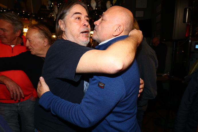 Svým objetím ho téměř uškrtil.