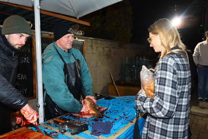 Jirešová si doma na svátky odnesla kapra.