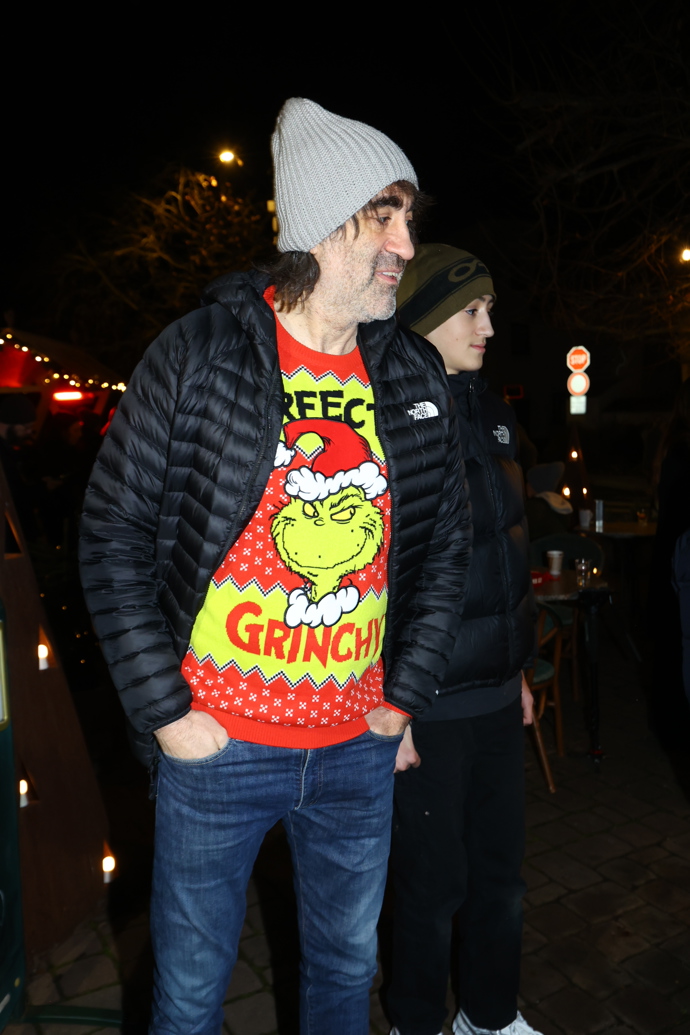 Jakub Kohák měl vánoční svetr s Grinchem. 