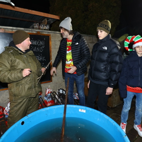 Jakub Kohák se chopil výlovu kapra. 