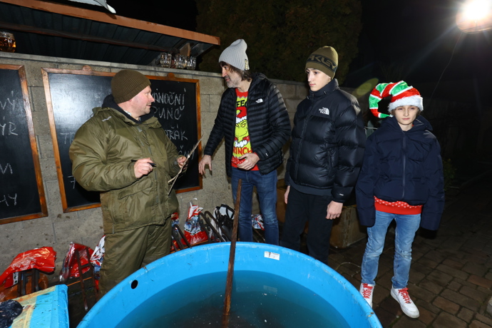 Jakub Kohák se chopil výlovu kapra. 