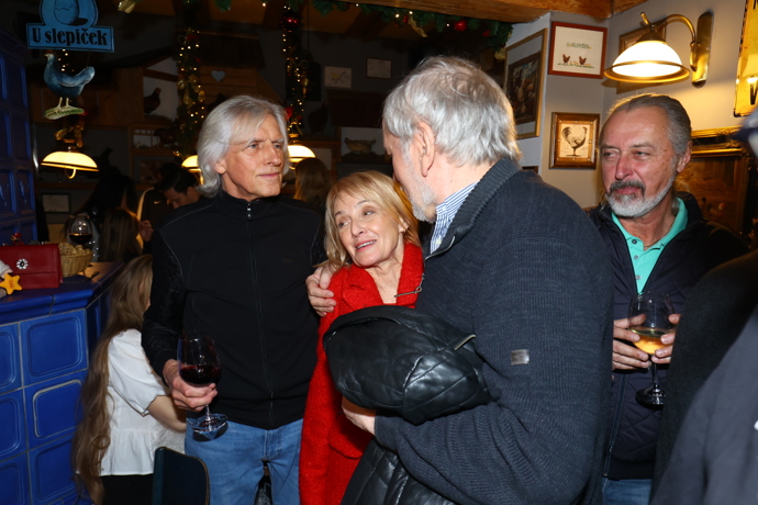 Veronika Žilková a Ivan Hubáč ve společnosti svých kolegů.