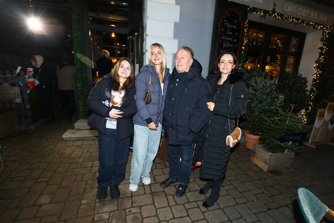 Petr Janda se pochlubil půvabnou manželkou a dospívajícími dcerami.