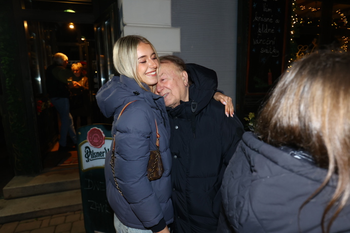 Petr Janda v obětí své dcery Anežky.