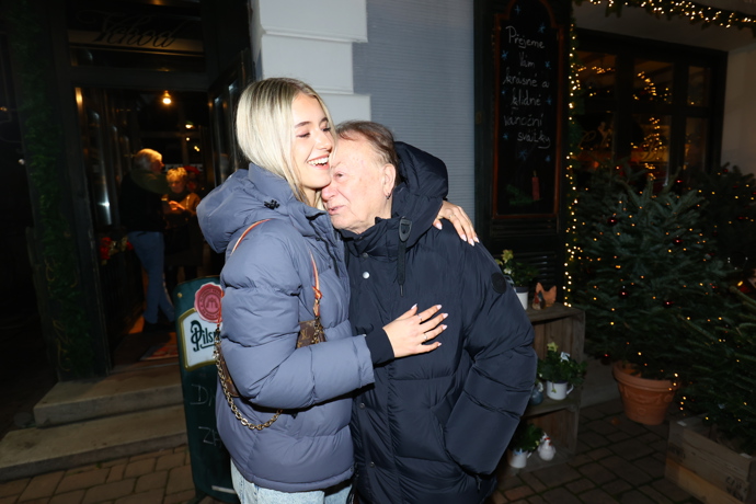 Zpěvák Petr Janda se svou dcerou Anežkou Jandovou.