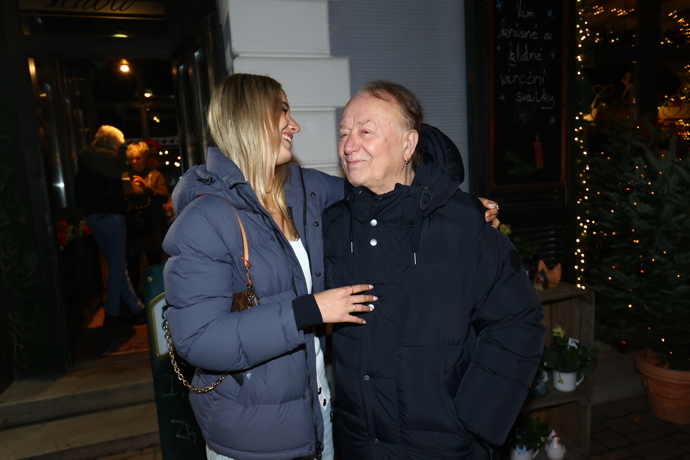 Petr Janda se po boku své krásné dcery Anežky skvěle bavil.