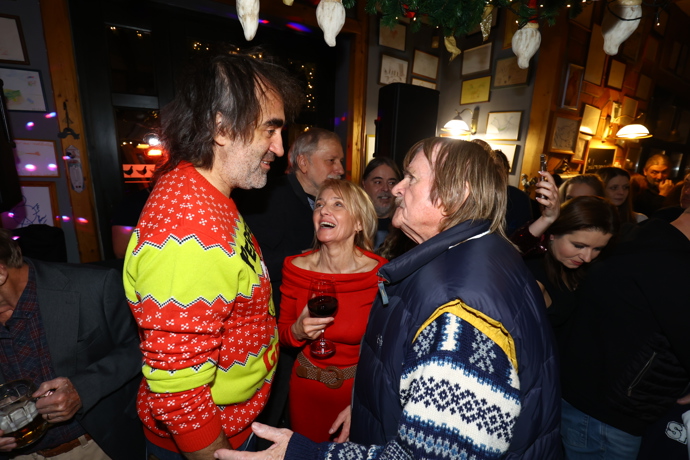 Veronika Žilková se sklenkou vína při konverzaci s Karlem Vagnerem a Jakubem Kohákem.