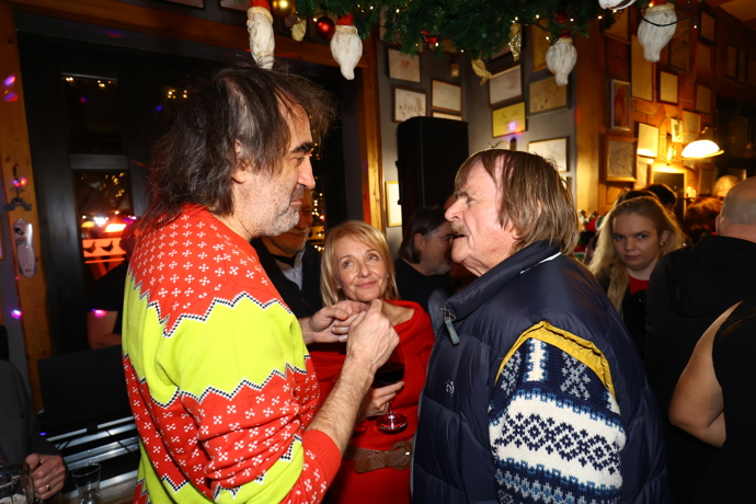 Jakub Kohák a Karel Vágner si ve společnosti Veroniky Žilkové. 