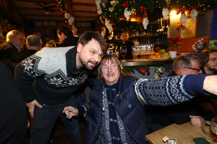 Karel Vágner uvnitř davu.